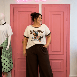 Tienda Las Lolas en Ferrol, con las puertas rosas y el cartel de neón